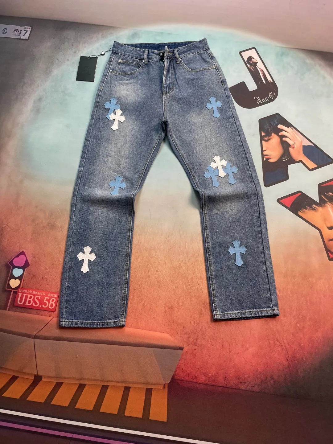 🅿️290 🔘Style number-KL162 🔘Croxin 𝐂𝐡𝐫𝐨𝐦𝐞 𝐇𝐞𝐚𝐫𝐭 city limited Sanskrit cross patch leather jeans* These Croxin city limited series jeans are a very popular limited edition in the fashion circle! It is made of classic blue denim, which has a great texture, is crisp and soft, and is extremely durable. The colorful crosses and letter patterns on the pants are so eye-catching. The crosses are available in blue and white, and are presented through exquisite craftsmanship. They have a strong three-dimensional effect and the colors are not easy to fade. The letter pattern is exquisite and paired with the cross, it is full of fashion. In terms of production technology, Croxin has always pursued perfection. The wiring is neat, the hardware accessories are customized, and the buttons, zippers, etc. all have Croxin's signature details, giving it a full sense of luxury. The straight version doesn't matter the shape of your legs. It looks good on both thick and thin legs, and it's super versatile. The matching suggestions are as follows: Street fashion style: Wear a loose white hooded sweatshirt on the upper body, a black Crow Heart leather jacket, black high-top Converse or Martin boots, and then put on a Crow Heart silver necklace or ring to look cool and handsome. Casual fashion style: Pair with a solid-color short-sleeved T-shirt, such as black, white and gray, which looks great. Wear white Nike sneakers and carry a heart-shaped crossbody bag. It is comfortable and fashionable for daily outings. Retro personality style: Wear a floral shirt tucked into the waistband, and pair with retro western boots or designer dad shoes to easily create a retro personality atmosphere. These pants are fashionable and versatile. They can also be worn as a couple's style. They are so eye-catching when out on the street! Trend lovers don’t miss it!  Size: S M L XL (28.30.32.34) Color: Blue